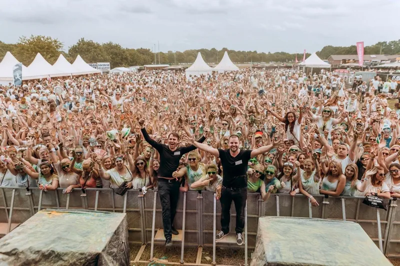 DJ Nils Janssen vor dem Publikum beim Holi-Festival Aurich