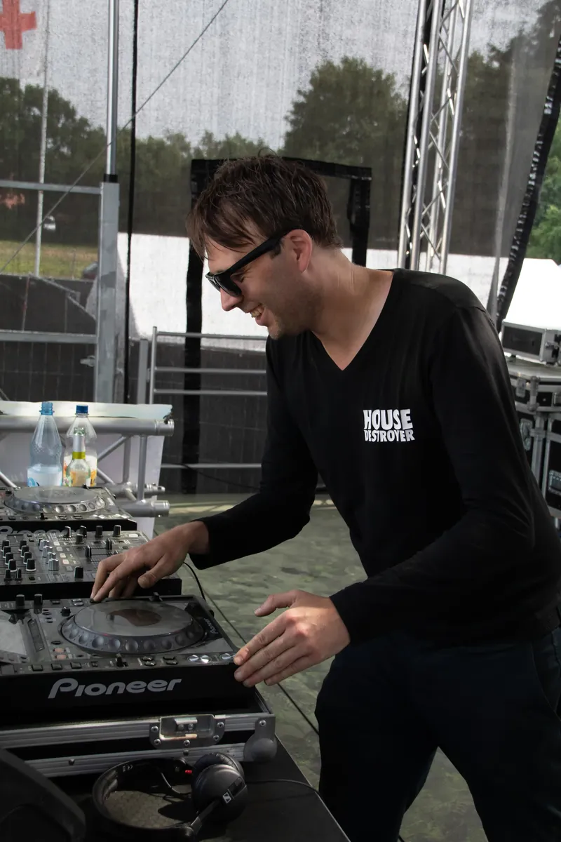 Nils Janssen im Housedestroyer-Shirt am DJ-Pult beim Holi-Festival Aurich