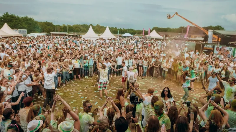Tausende Gäste feiern beim Holi-Festival Aurich