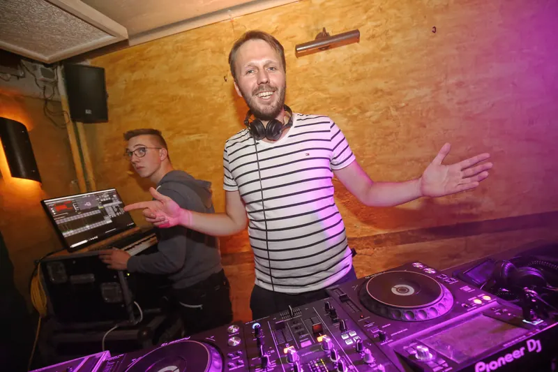DJ Nils Janssen legt im Patio in Oldenburg auf