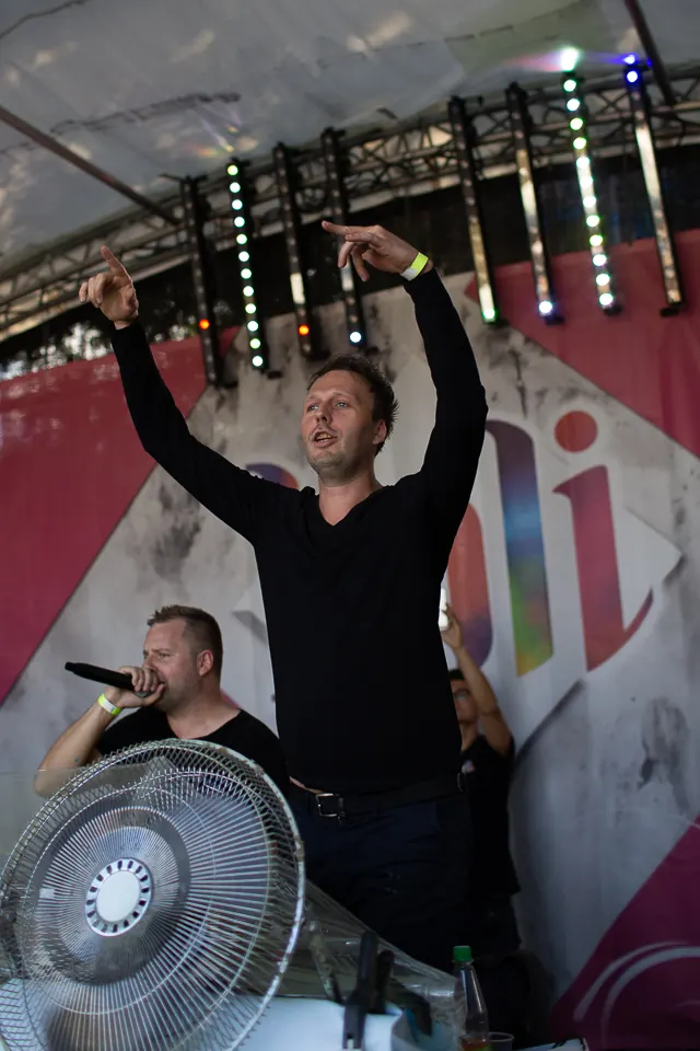 Nils Janssen feiert auf der Bühne des Holi-Festivals in Oldenburg