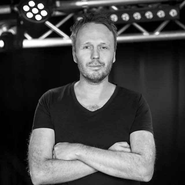 Porträt von DJ Nils Janssen aus Oldenburg vor Lichttechnik