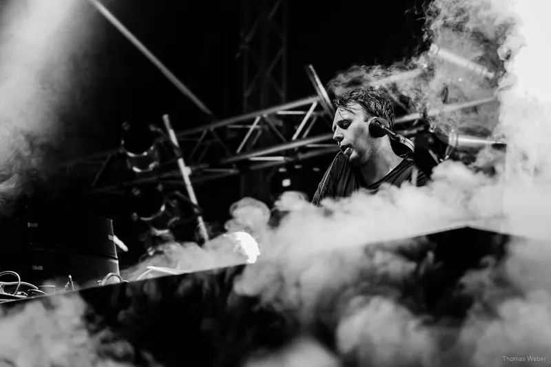 Nils Janssen am DJ-Pult auf der Bühne des Oldenburger Stadtfests