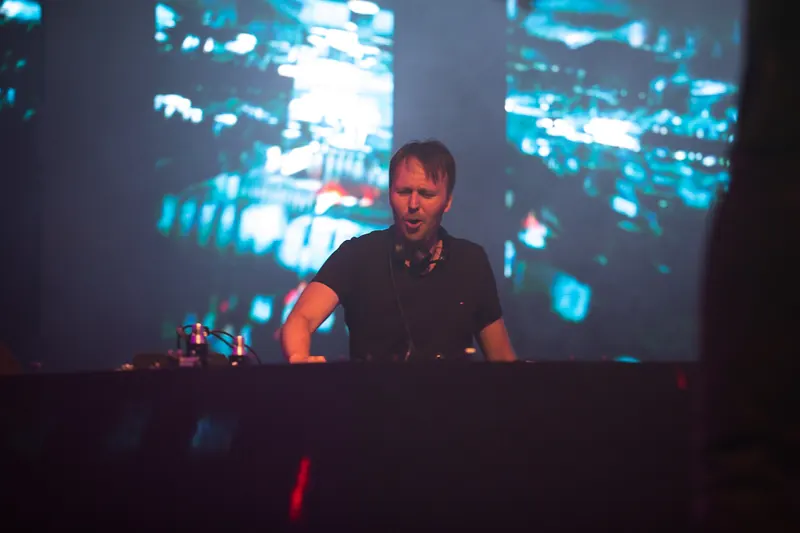 Nils Janssen am DJ-Pult vor LED-Wänden beim TabulaRaaza Festival