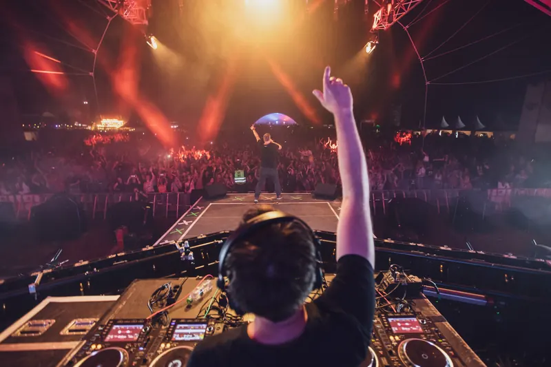 Nils Janssen am DJ-Pult vor tausenden Gästen beim TabulaRaaza Festival bei Oldenburg
