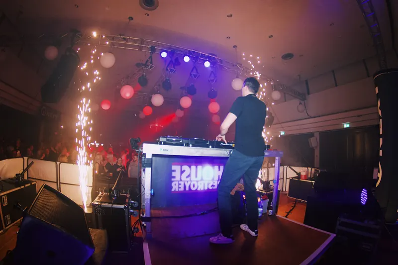 Housedestroyer-Party mit Funkenfontänen in der Weser-Ems-Halle Oldenburg